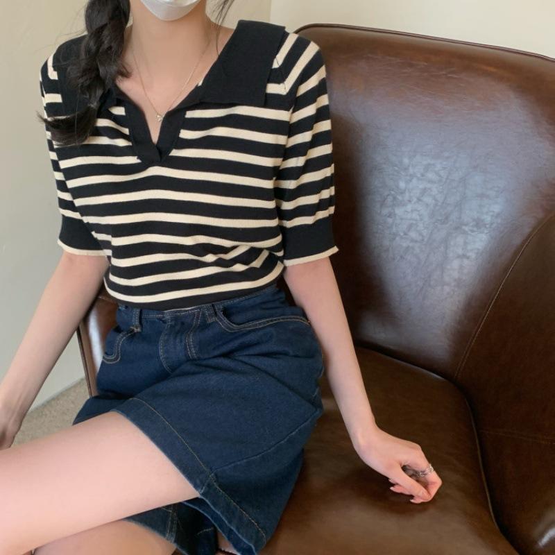 Laisvas vėjo dryžuotas V formos iškirptės megztinis moterims vasarai šimtas laisvas trumpomis rankovėmis megztas marškinėlis viršus kasdienis būtinas patogus stilius prigludęs megztinis marškinėliai