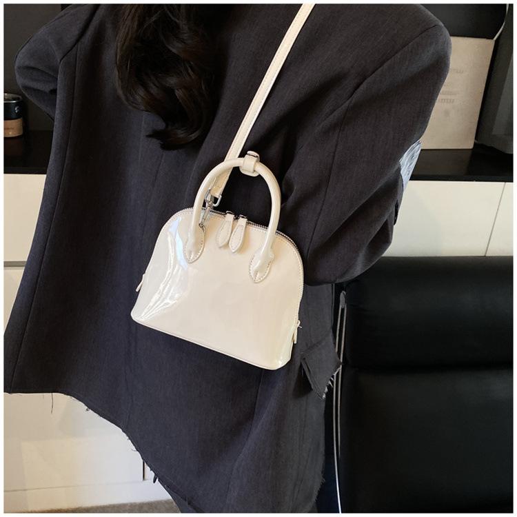 

2025 spring niche fashion women s bags are popular in the season, new retro handbags, high-end sense, versatile and foreign style белый