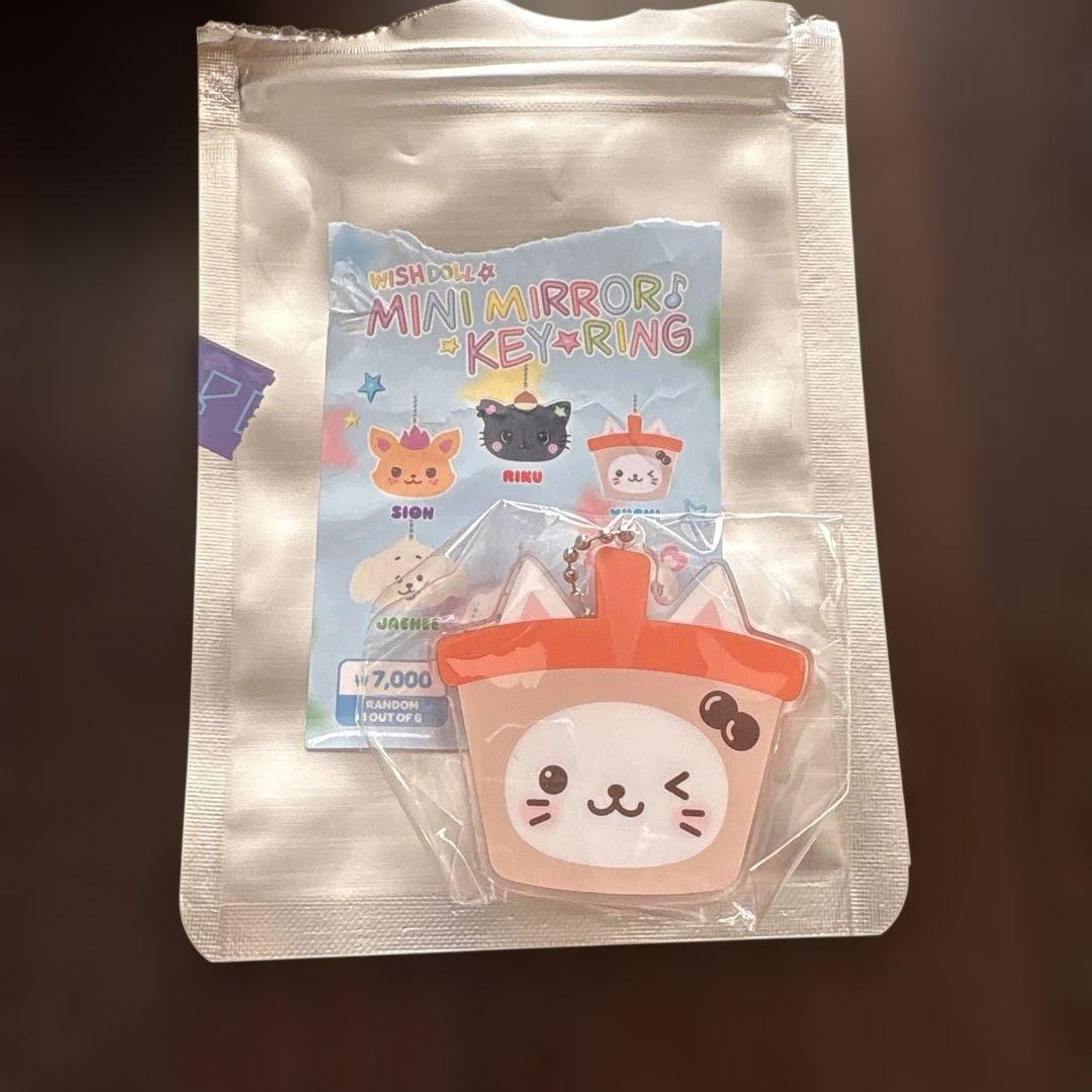 

[USED] Mini mirror keychain cat design NCT WISH Yuushi