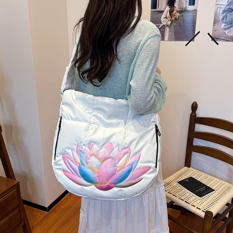 Geräumige gesteppte Hobo-Tasche mit farbenfroher Lotus-Stickerei Modische Umhängetasche für Damen Große Kapazität Tote für Reisen Tägliche Nutzung Weich gepolstert