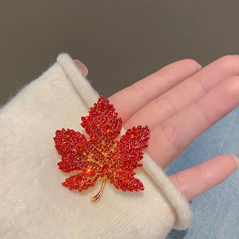 High-end Women's Brooch Maple Leaf Anti-exposure Brooch Elegant and Niche Corsage Retro and Stylish Accessory