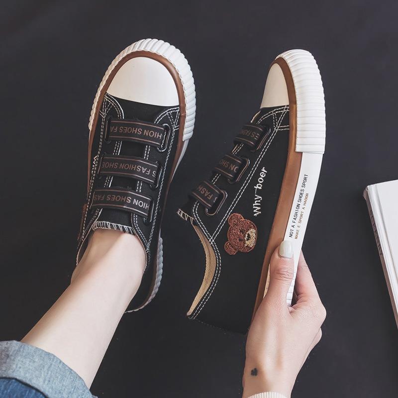 Elastiskt band björn låga canvas skor dam vår nya en-pedal lata skor casual student gummiskor brädskor
