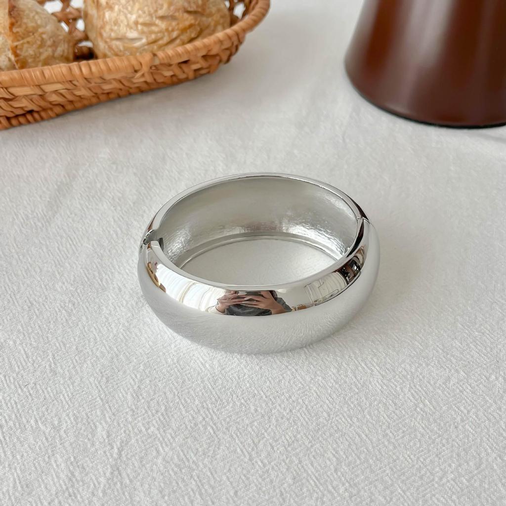 Interlocking Ring Open Bangle - European & American Light Luxury Design for Women