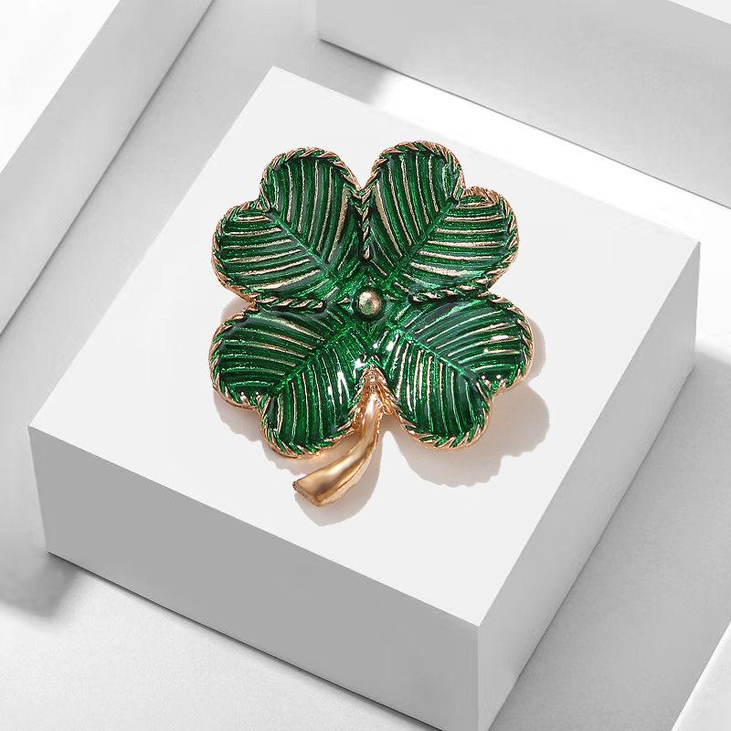 Tide Pins Temperament Vintage Lucky Four-leaf Clover Brooches Female Exquisite Enamel Corsage Designer Brooch Mini Perfect Gift for Couples