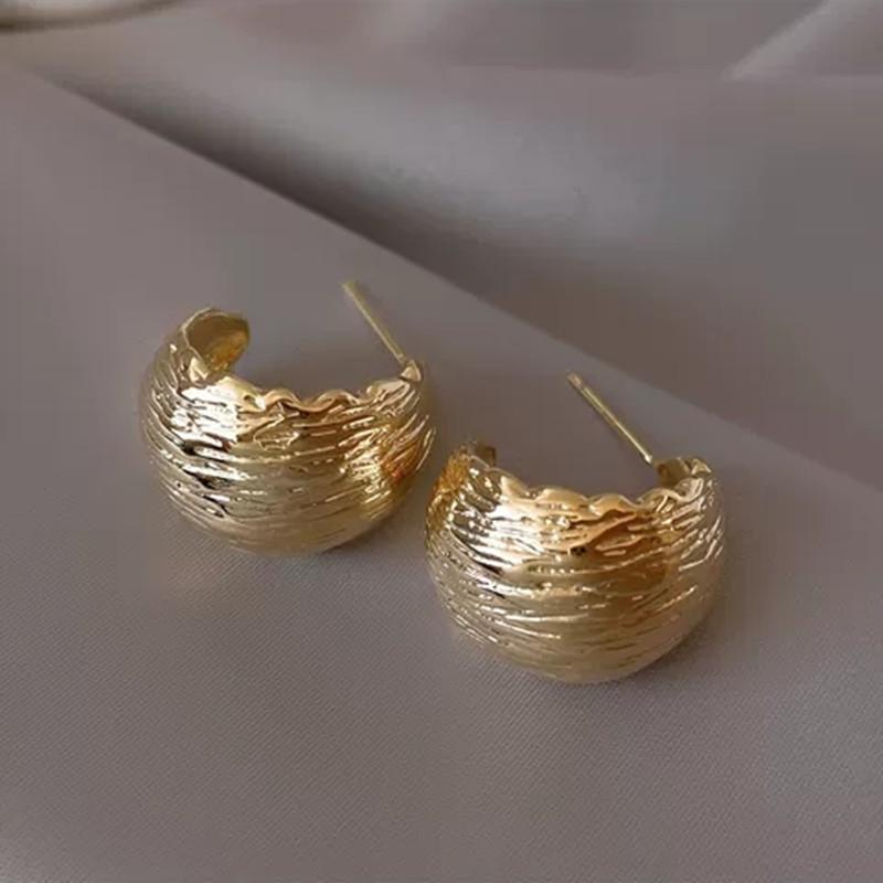 

Wide-Faced Half-Curved Earrings Trendy Fashion Hong Kong Style Stud Earrings Silver Needle Earrings For Women золотий