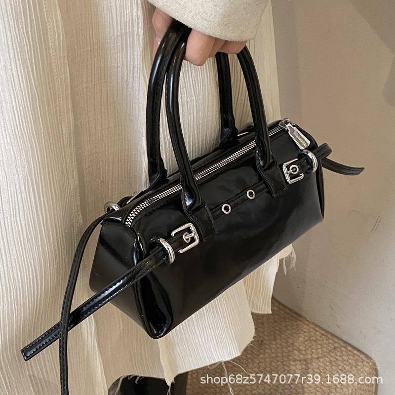 Sausage baguette bag women's 2025 new spring retro locomotive style hand pillow bag versatile shoulder messenger bag