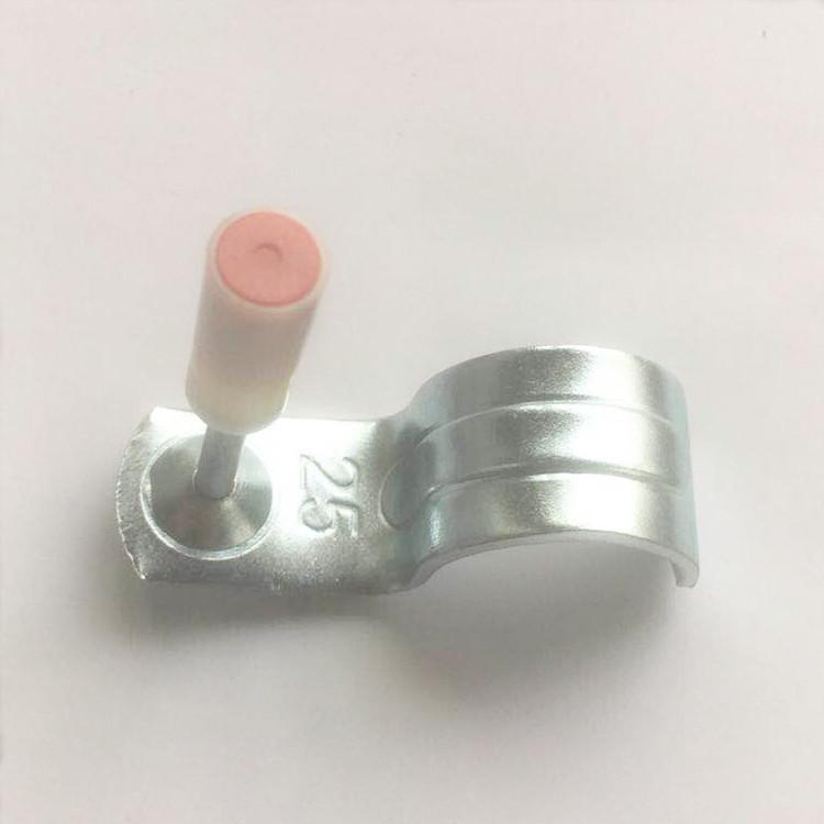 7znakový dřevěný L-profilový hranol s hřebíky pro zvukotěsné a stropní instalace s designem pro použití s práškovou rozstřelovací pistolí.