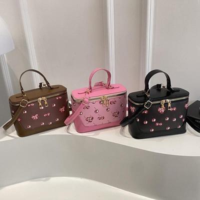 Schicke kleine quadratische PU-Tasche mit Kirschdesign Trendige Umhängetasche für Damen Raffinierte Handtasche für Pendlerinnen