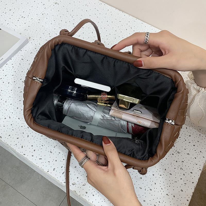 Tkaná kabelka z hovězí kůže generace retro crossbody kloubová kabelka výklenkový design kabelka pod paži