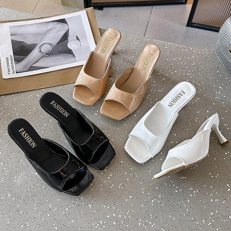 Ciabatte cool con tacco alto in vernice da donna estate 2025 nuove stile britannico punta quadrata tacco sottile da indossare taglia grande ciabatte da donna