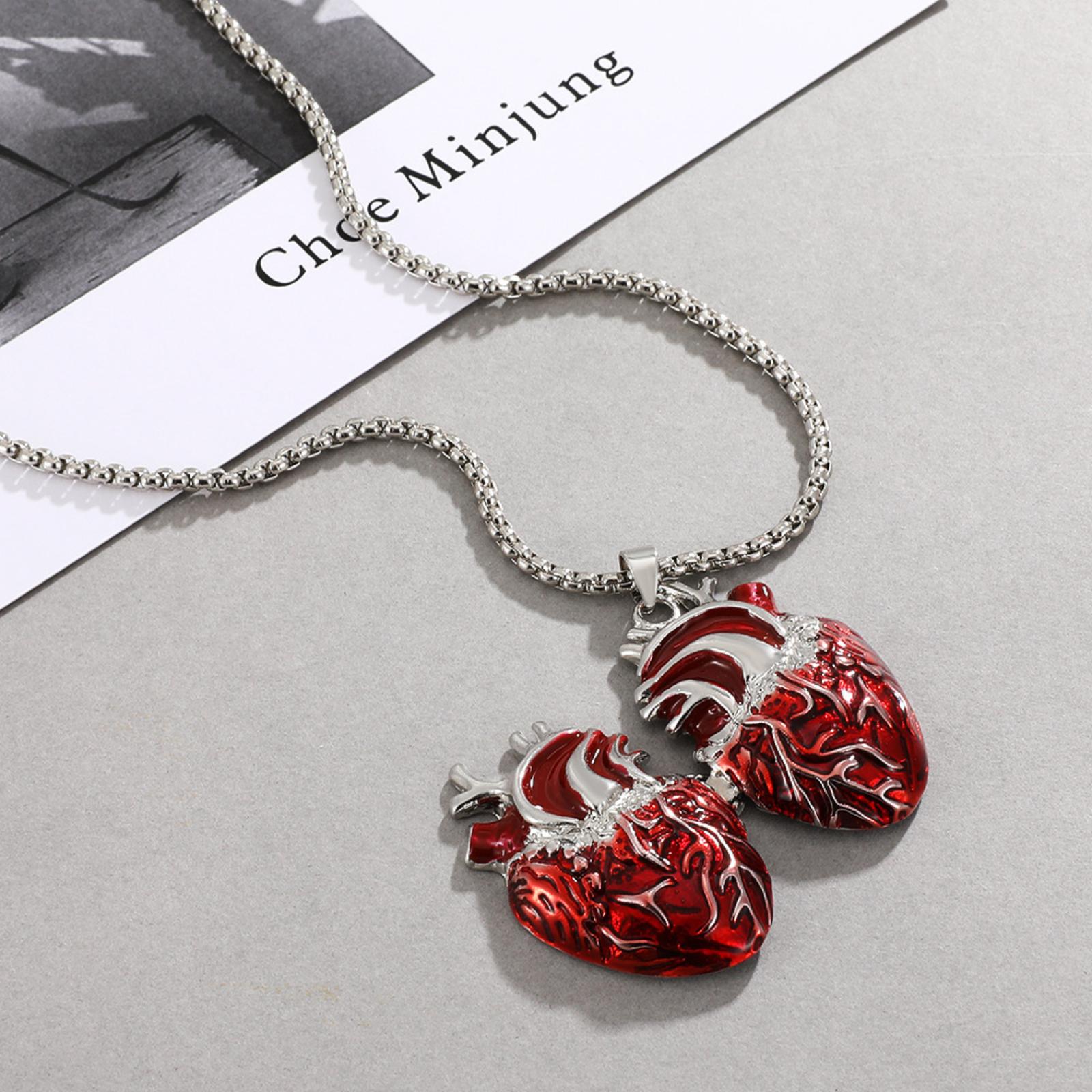 Кулон «Бьющееся сердце» может открывать ожерелье-коробочку в виде сердца. One Size