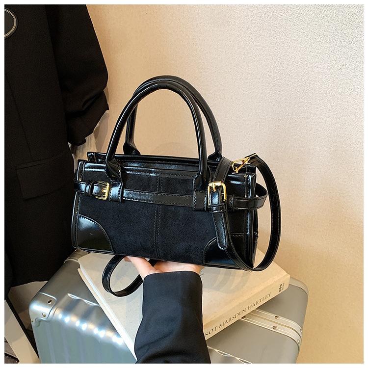 Retro matte small bag women's 2025 new versatile messenger bag autumn and winter popular handbag going out small bag