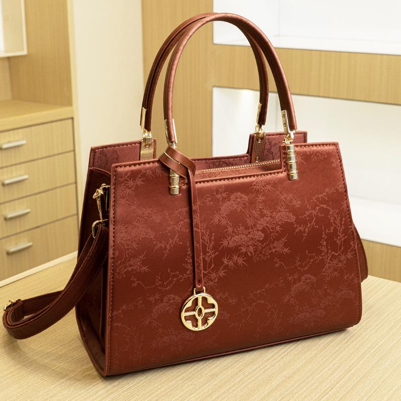 New Chinese-style embroidered women s handbag 2024, traditional Chinese cheongsam handbag, gift for middle-aged mothers on Mother s Day