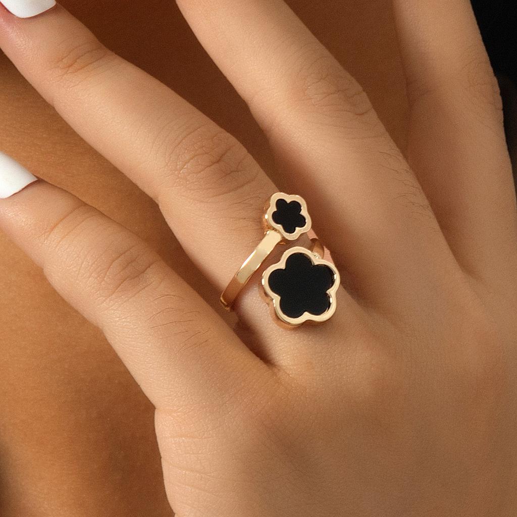Anello aperto regolabile con incastonatura di gemma liquida irregolare