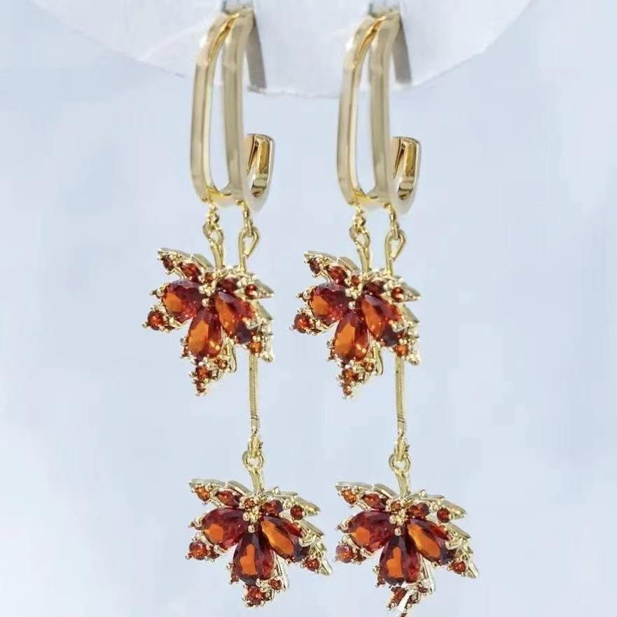 

Серьги-кисточки «Кленовый лист» красного цвета с инкрустированными красными стразами - Божественный стиль