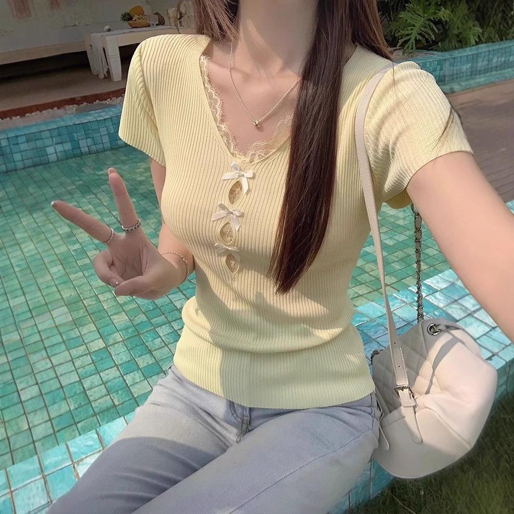 

Chic Women s Slim Fit Knit Sweater with Lace Panel Short Sleeves One Size (up to 125 lbs) жовтий