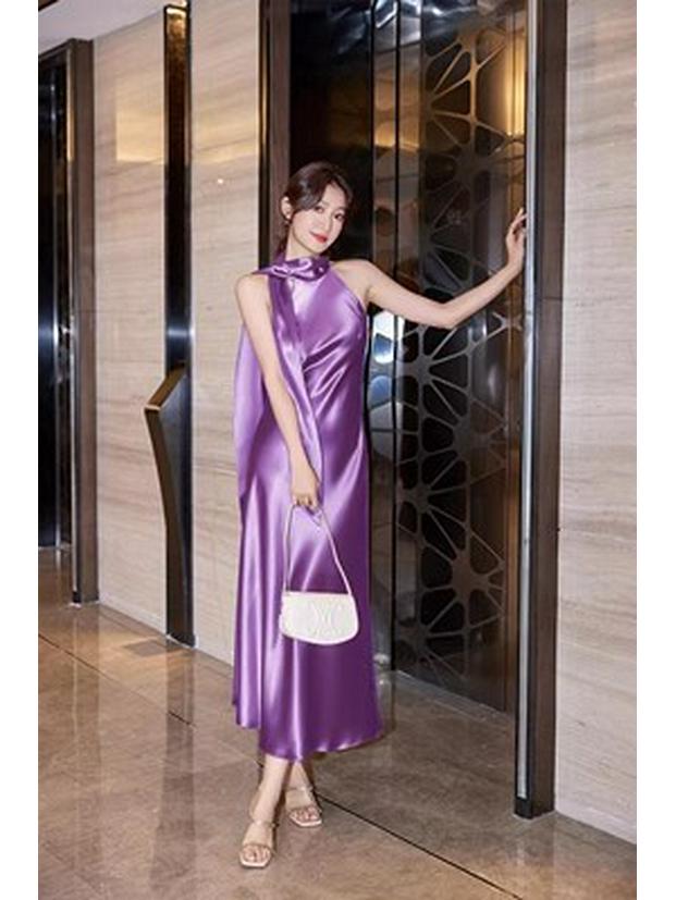 Elegantes französisches Acetatsilber-Neckholder-Abendkleid: High-End Society-Schmal geschnittenes Kleid
