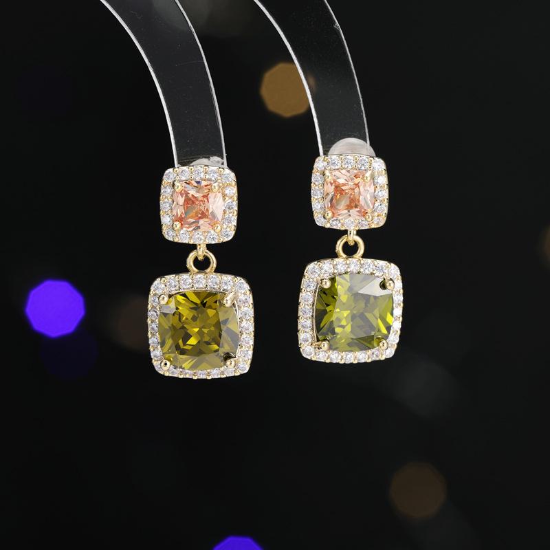 

Новые темпераментные квадратные серьги-сокровища цвета бриллиантов женские супер-вспышки циркониевые серьги легкие роскошные нишевые дизайны высокого класса маленькие серьги