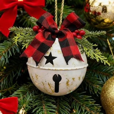 Weihnachtsglocken Ornament Rustikale Weihnachts-Jingle-Glocke mit Kiefernnadeln, roten Beeren und karierter Schleife für die Feiertagstür