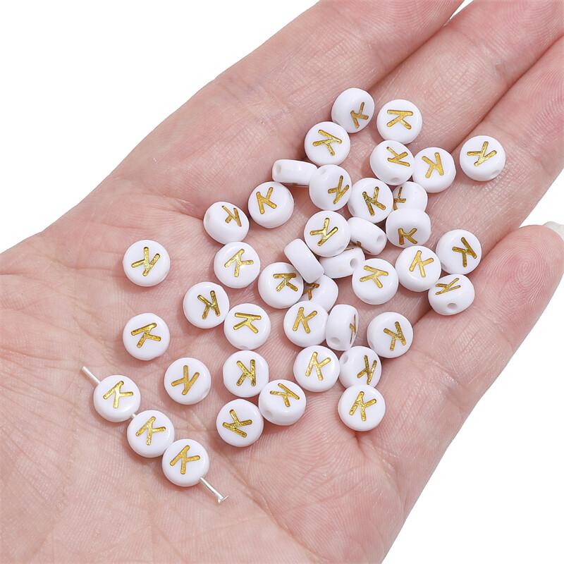 

50 шт. акриловые золотые бусины с английскими буквами, плоские круглые бусины с алфавитом для изготовления ювелирных изделий, сделай сам, браслет дружбы для пар, ожерелье K