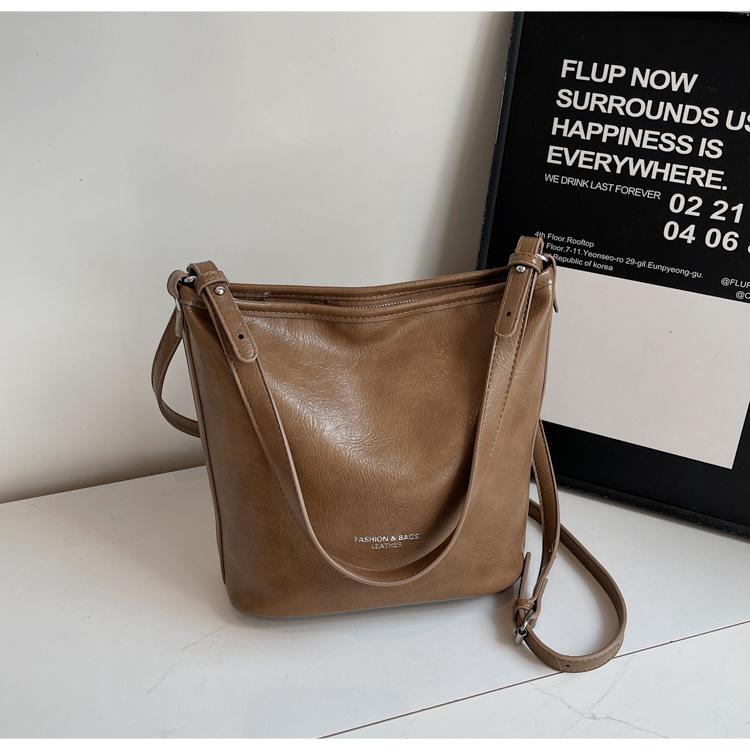 Large capacity fashion tote bag women's new retro commuter underarm bag women's niche shoulder messenger bag