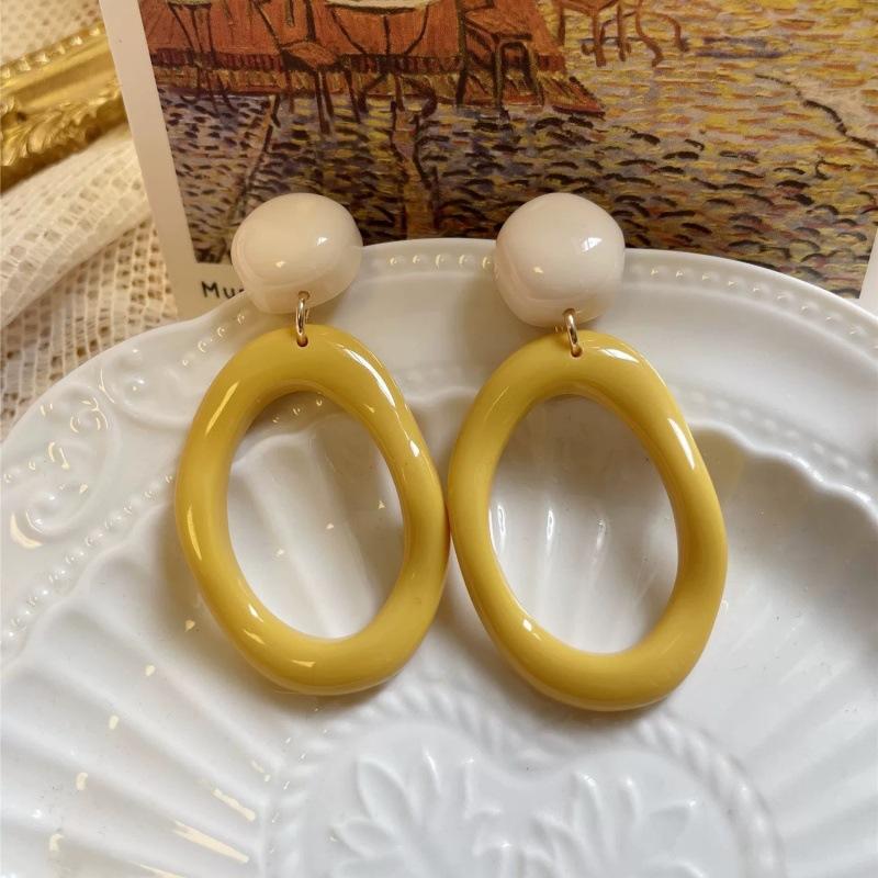 

New gentle cream white yellow contrasting stud earrings Hong Kong style simple retro sweet earrings earrings ear jewelry