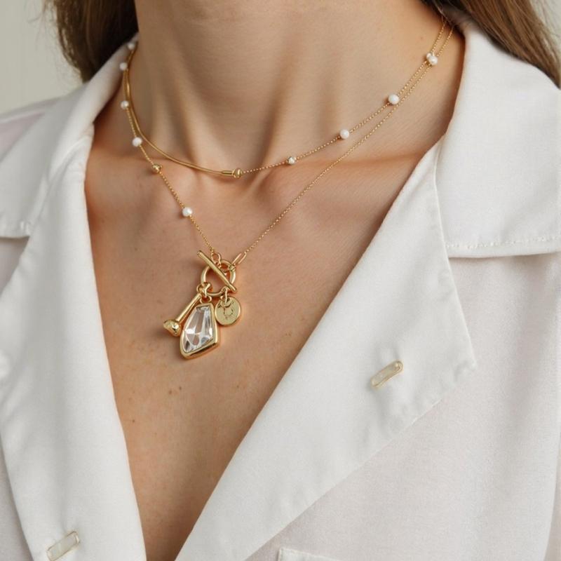 Elegant Geometric Cut Crystal Necklace With Adjustable Chain Length Feature Versatile Daily Jewelry Piece