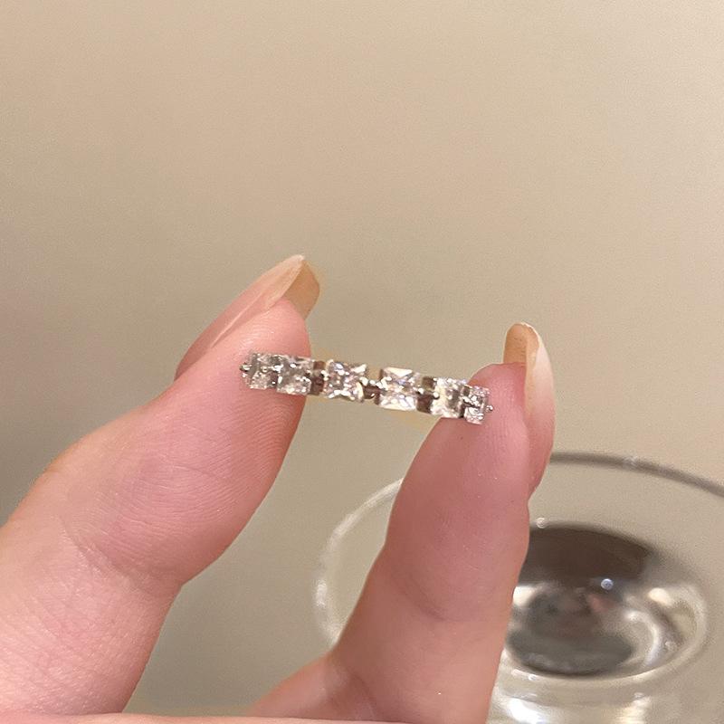 

Взрывное геометрическое квадратное циркониевое нишевое простое кольцо, легкое, роскошное, с высоким чувством индивидуальности, кольцо на указательный палец, темпераментное, универсальное кольцо