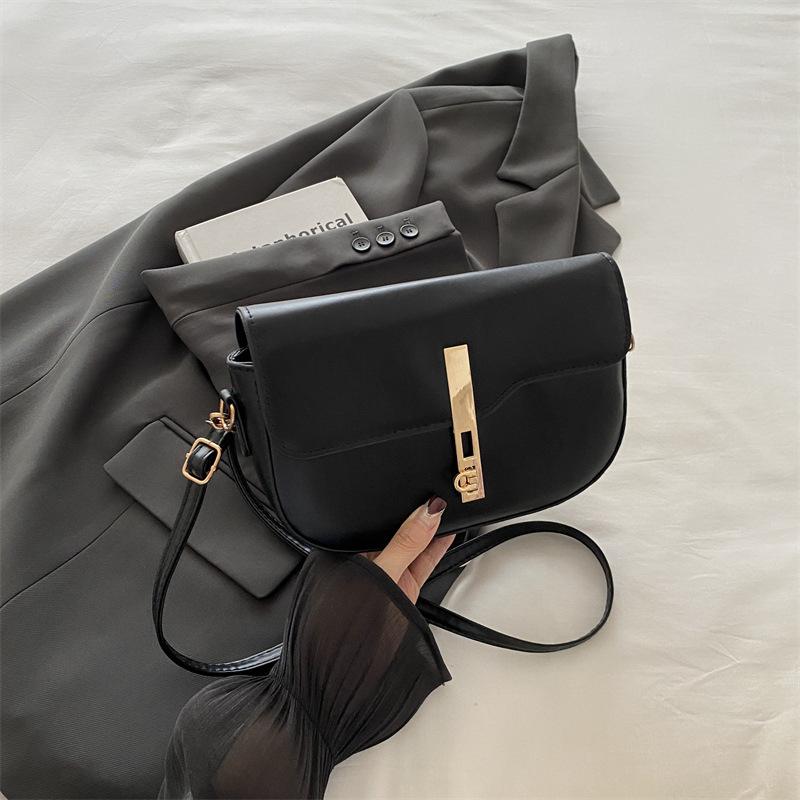 

Модная легкая роскошная простая сумка-седло в иностранном стиле 2024 года, осенняя новая нишевая дизайнерская модная персонализированная сумка-мессенджер через плечо чёрный