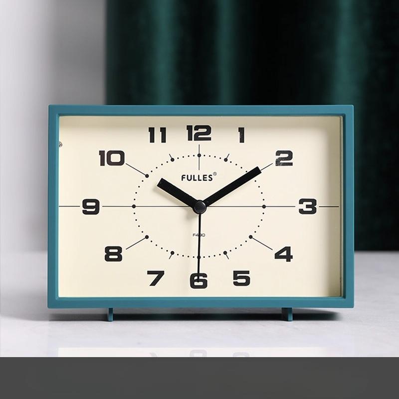 

1PC Retro Small Alarm Clock Desktop Ornament Elderly Silent Square Living Room Table Clock Desktop Home Decoration