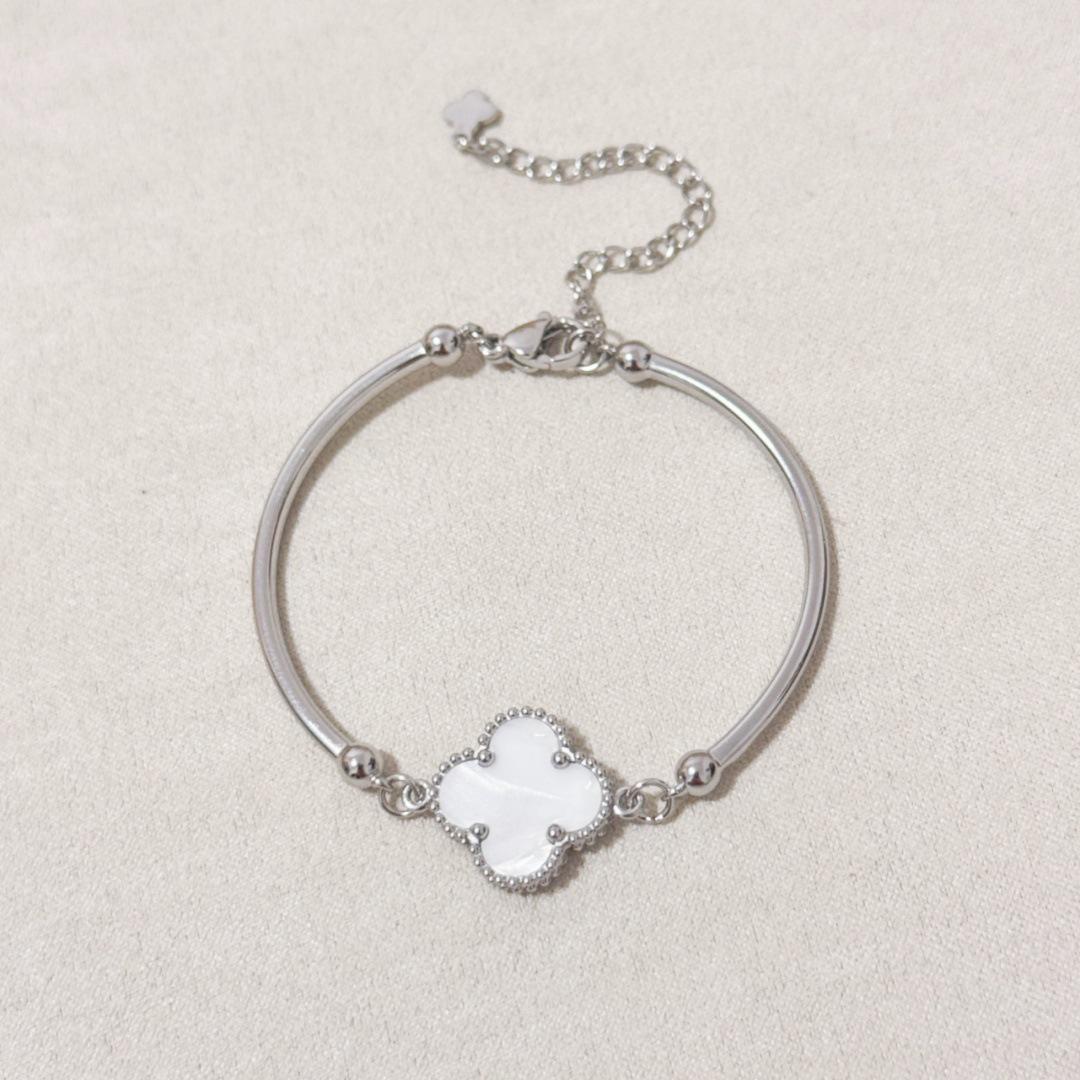 Женский браслет-бангл из титановой стали 15 мм, не тускнеющий, с четырехлистным клевером на удачу.