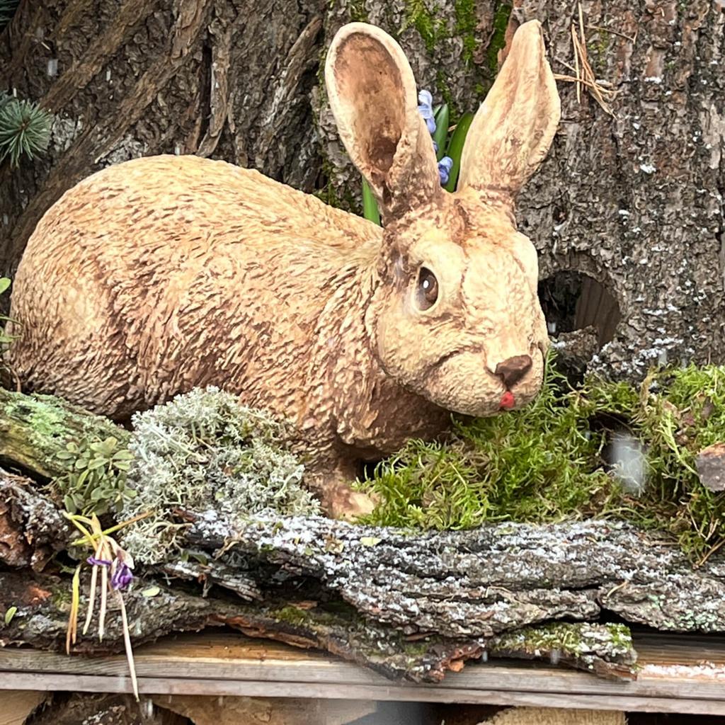 Adorable rabbit statuette - perfect garden decoration