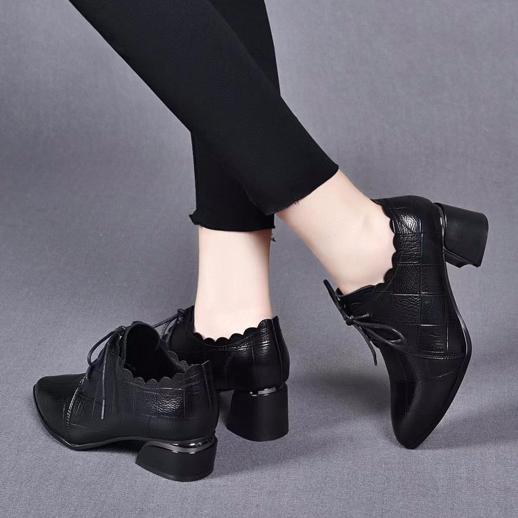 Spitze tief ausgeschnittene einzelne Schuhe Damen Herbst und Winter neu zum Schnüren Schnürsenkel dicker Absatz Modeschuhe Britische kleine Lederschuhe