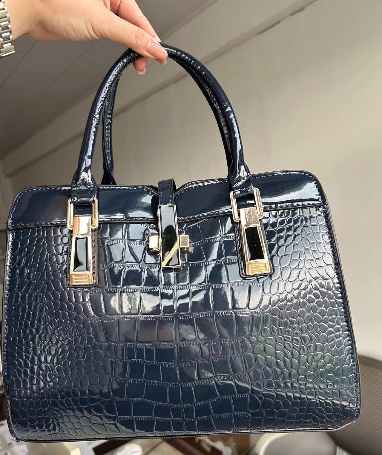 

Autumn and winter new fashion bright leather handbag large capacity crocodile pattern shoulder messenger bag темно-синього кольору