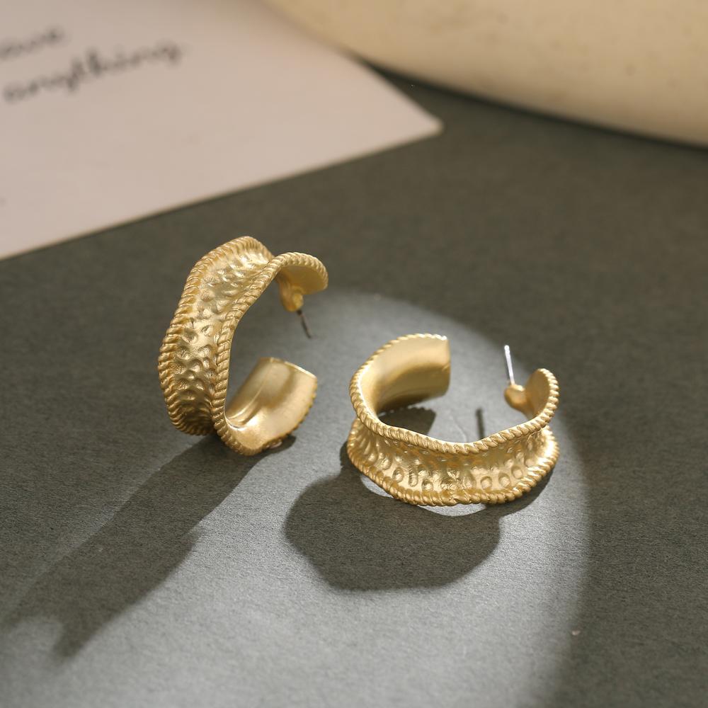 Boucles d'oreilles géométriques dorées creuses exagérées rétro créatives simples Personnalité féminine Boucles d'oreilles géométriques pour fille