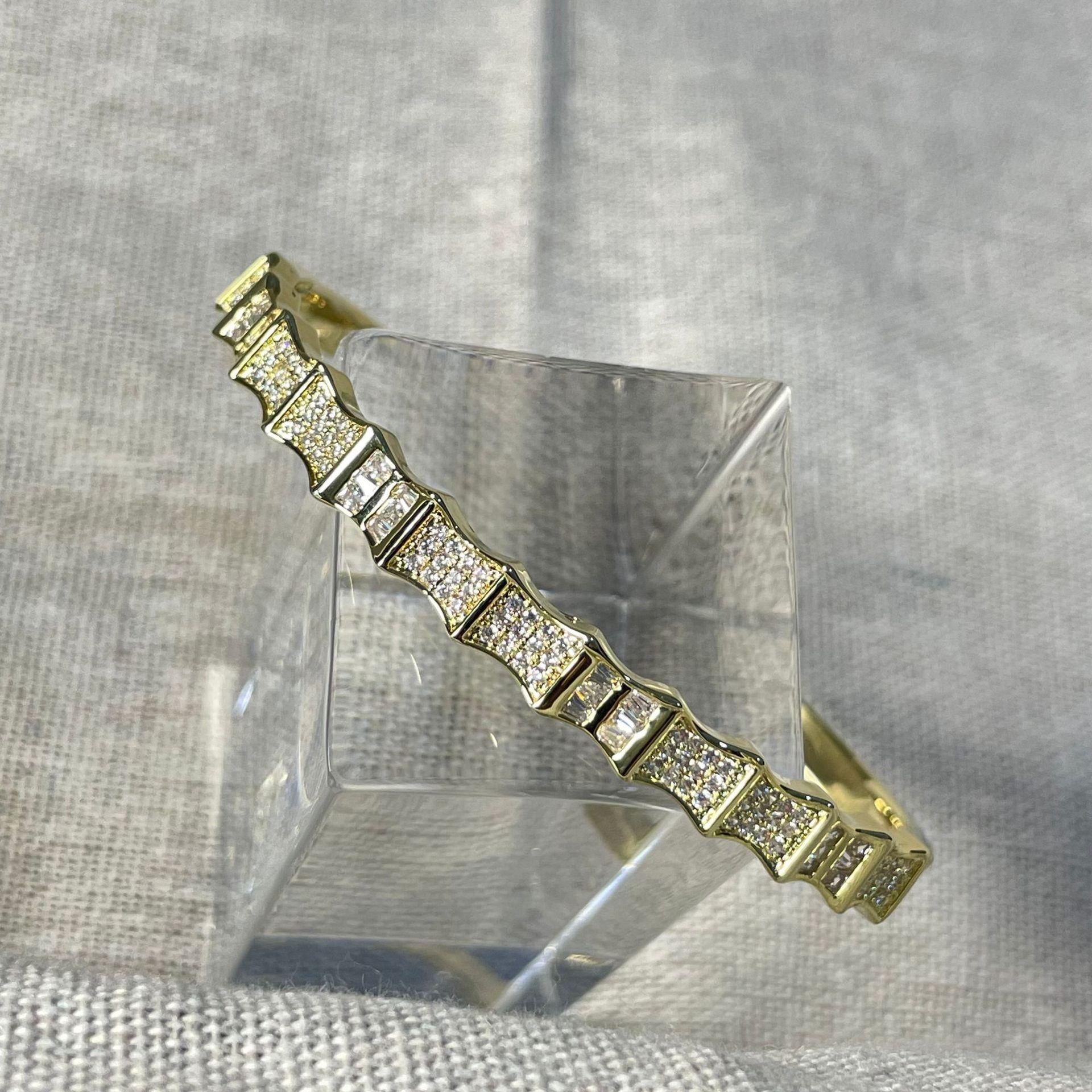 Women s Gypsophila Bamboo Light Luxurious High-end Wave Pattern Irregular Bracelet 17CM