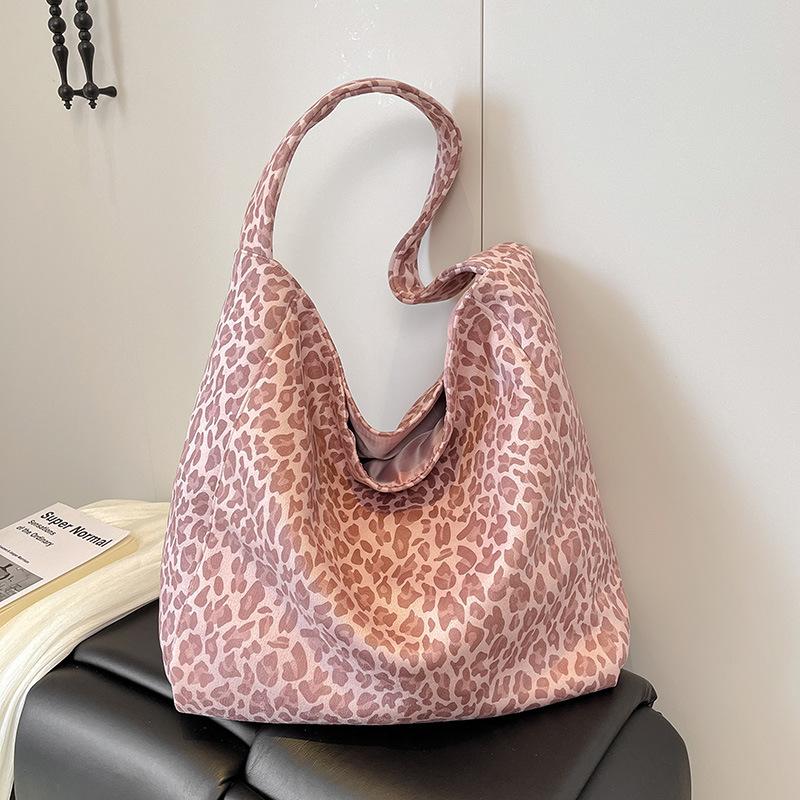 

Сумка с леопардовым принтом женская большой вместимости 2025 новая корейская версия повседневная простая двусторонняя на плечо сумка-тоут для поездок на работу