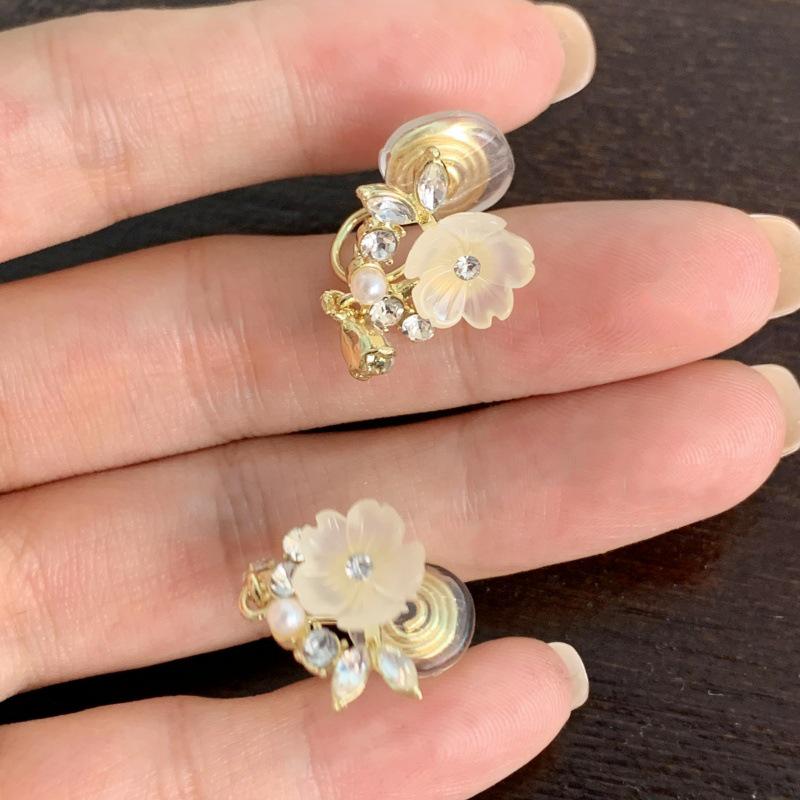 Elegant Korean-Style Non-Pierced Ear Cuff: Sweet Flower Design Fashion Accessory for Women
