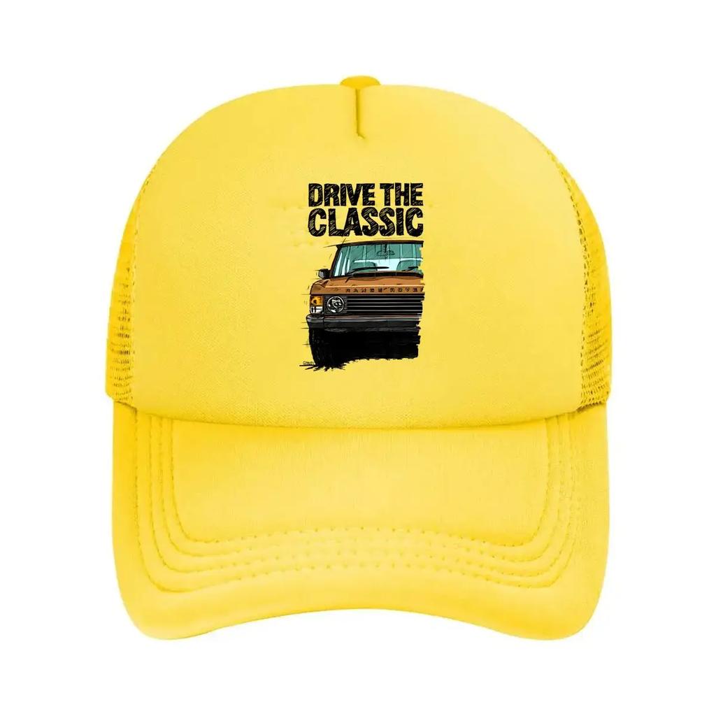 Klasyczna siatkowa czapka z daszkiem w stylu retro, inspirowana designem samochodów