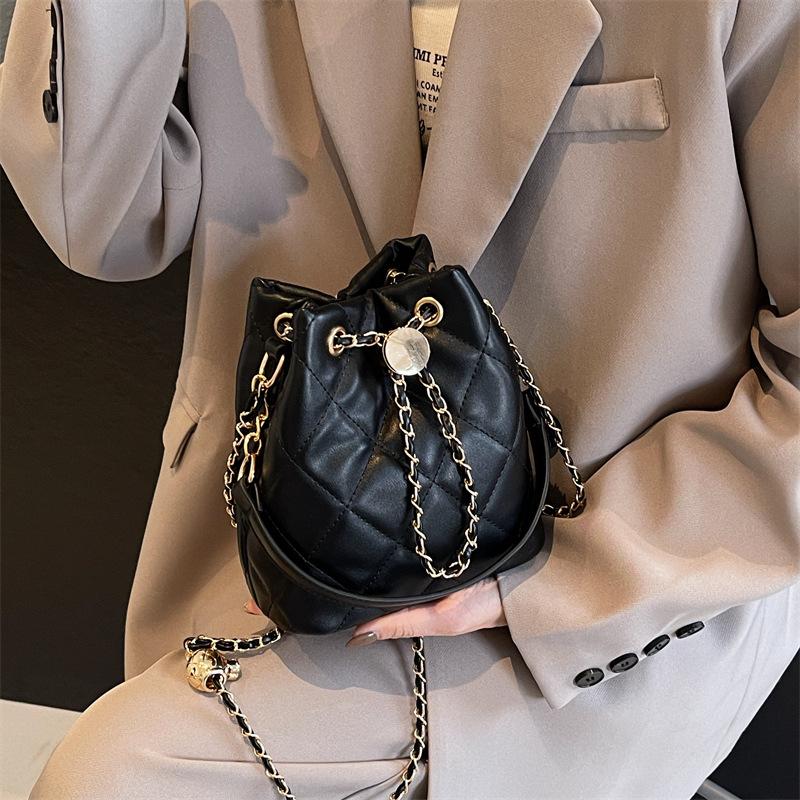 Bag women's high-end sense niche texture handbag 2025 new diamond chain bag fashion messenger bucket bag