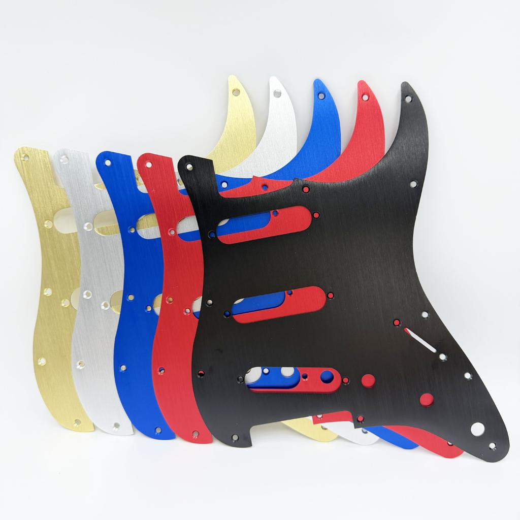 Hoogwaardige 1,5 mm dikke Geborsteld Aluminiumlegering Frontplaat 11-gaats ST Drie single-coil Elektrische Gitaar Slagplaat SSS Decoratief Paneel