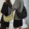 Crossbody táskák férfi egyszínű nagy kapacitású Hobos unisex Harajuku japán stílusú nylon vízálló utazó vállcipzáras pénztárca