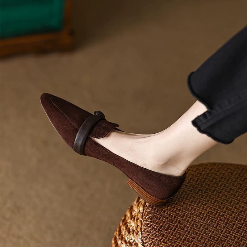 

Женская обувь из мягкой кожи 2025 новая остроносая матовая на толстом каблуке с неглубоким вырезом тонкая на низком каблуке маленькие кожаные туфли 40 бордовый