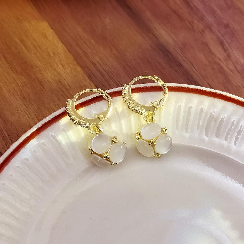 Silberne Nadel Katzenaugenstein Blume Ohrringe - Elegantes, vielseitiges Modeaccessoire für Frauen