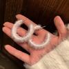 New trendy 111 silver needle white plush C-shaped earrings, gentle temperament, high-end stud earrings, earrings for women