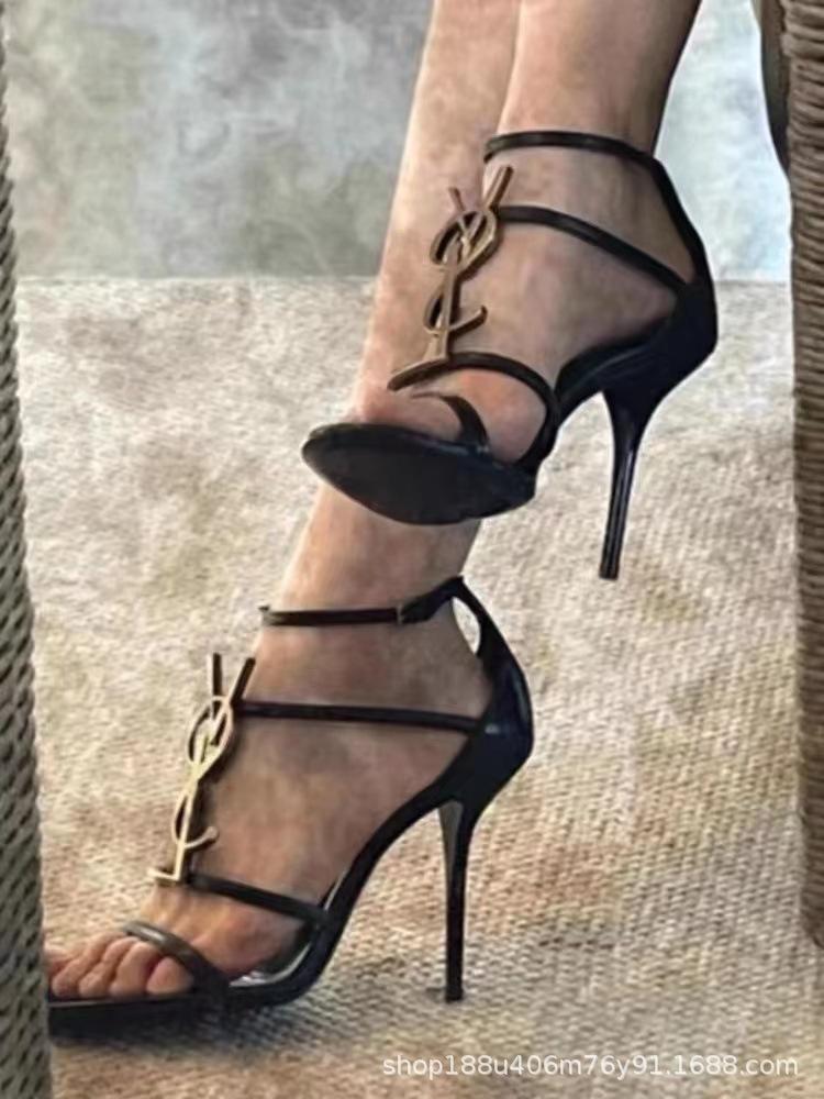 

[Spot] One word with sandals female 2025 new Internet celebrity same black letter buckle patent leather open toe sexy 40