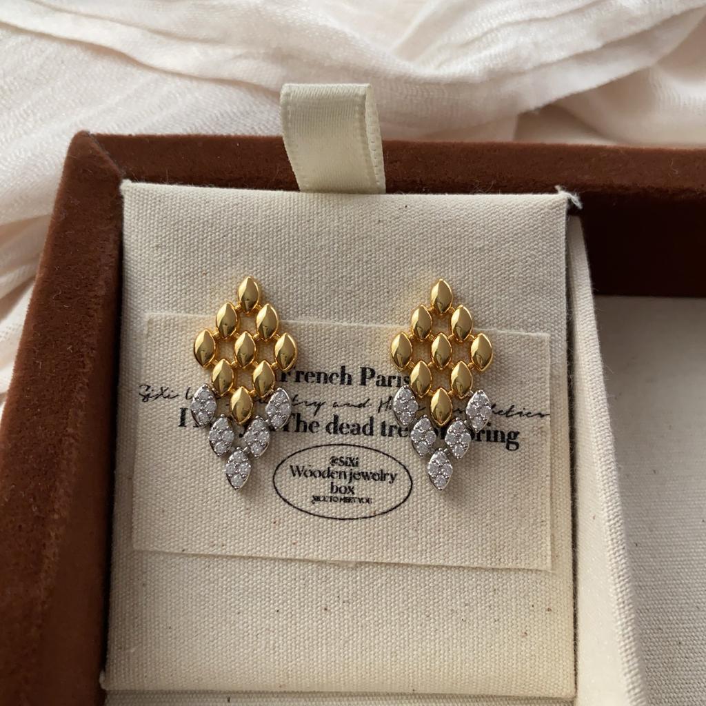 Leichter Luxus Schwerindustrie Diamantbesetzte Diamantförmige Spleiß-Steckohrringe Für Damen, Einzigartiges Designgefühl, Modische Eleganz, High-End