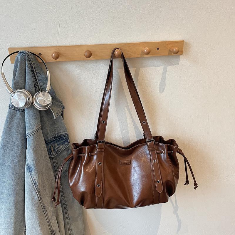 Korean version of high-value large-capacity bag women's 2025 autumn new retro messenger bag going out shoulder commuter bag