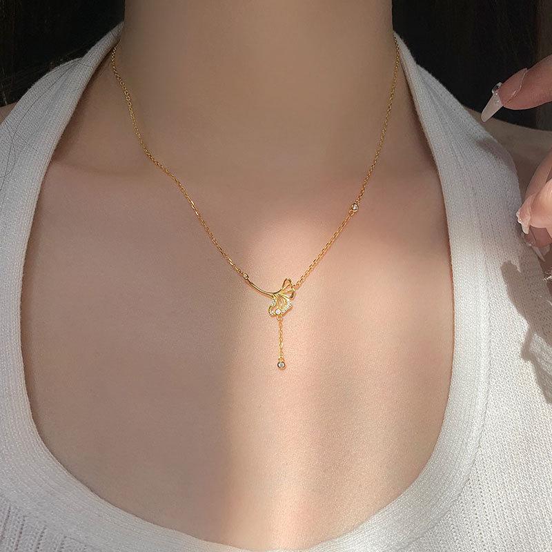 Collier Gland Feuille d'Abricot pour Femmes Littéraire Rétro Style Chinois Design Creux Diamant Tempérament Chaîne Clavicule