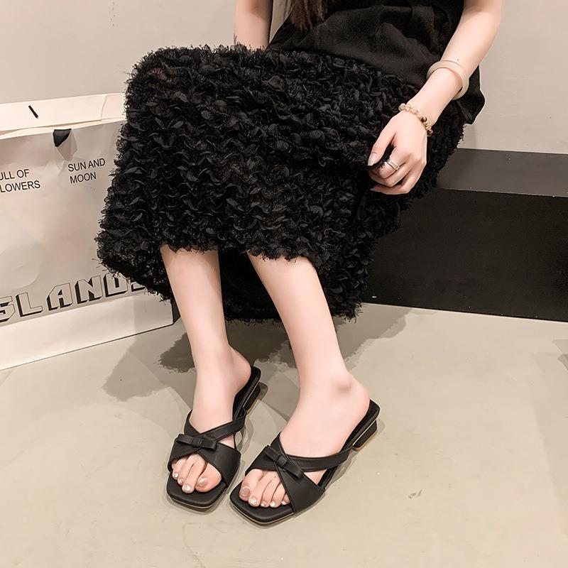 New square-headed open-toed cool slippers for women are beautiful, and thick-heeled slippers are worn outside the back of the bow.